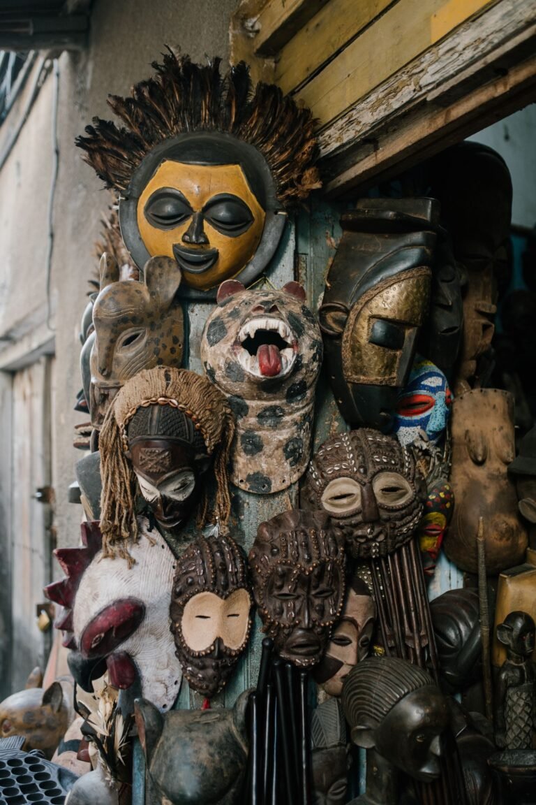 Decoratieve Afrikaanse maskers op een souvenirmarkt — sfeerbeeld