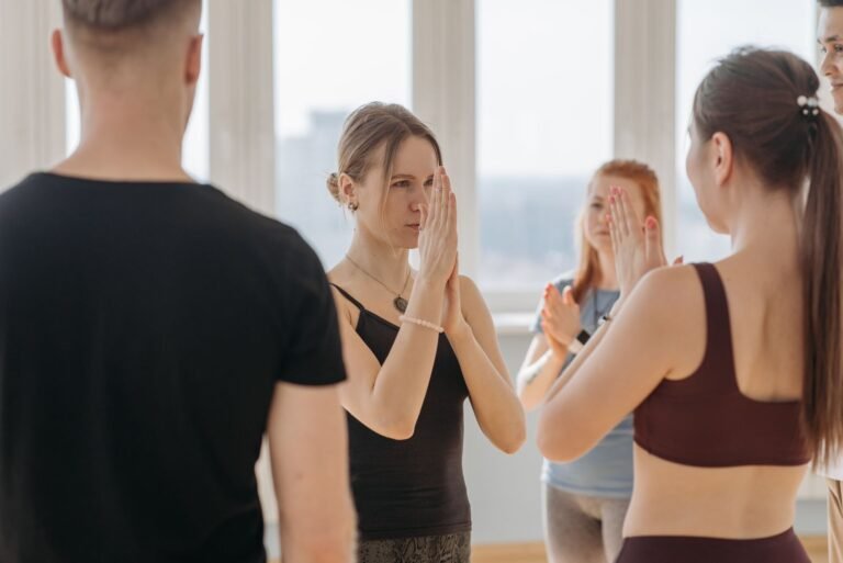 Een groep deelnemers tijdens een yogales — sfeerbeeld